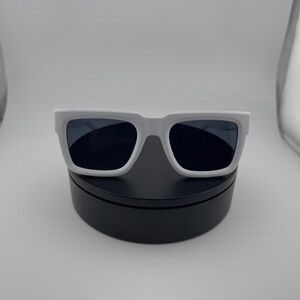 LV Classic Wayfarer Style (White/Black)